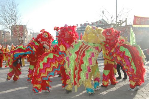 酒泉市2011年元宵節(jié)社火匯演期間，部分社火隊(duì)來(lái)公司拜年