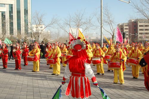 酒泉市2011年元宵節(jié)社火匯演期間，部分社火隊(duì)來(lái)公司拜年