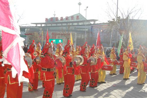 酒泉市2011年元宵節(jié)社火匯演期間，部分社火隊(duì)來(lái)公司拜年